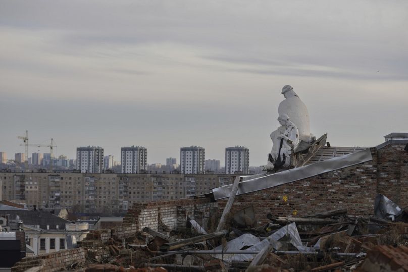 Pomnik na dachu uszkodzonego w zeszłym roku budynku w Charkowie na Ukrainie, piątek, 3 listopada 2023 r.