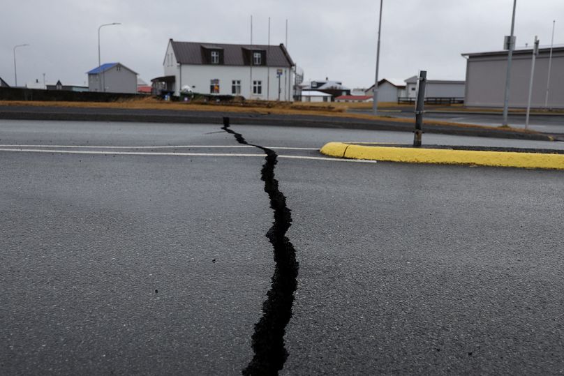 W Grindavik i okolicach aktywność sejsmiczna spowodowała pojawienie się dużych pęknięć na drogach i polach golfowych.