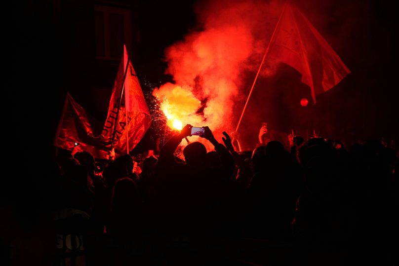 Flary zapalają się podczas protestu prawicowych demonstrantów w pobliżu siedziby krajowej Hiszpańskiej Partii Socjalistycznej w Madrycie, Hiszpania