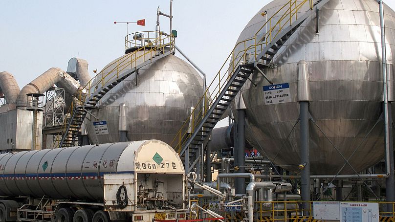 Zbiorniki do przechowywania dwutlenku węgla w cementowni i zakładzie wychwytywania dwutlenku węgla w Wuhu, prowincja Anhui, Chiny, wrzesień 2019 r.