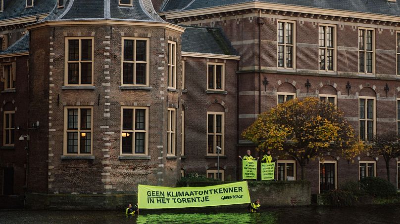 Aktywiści Greenpeace rozwinęli baner pod gabinetem premiera, a ustępujący premier Mark Rutte otworzył okno, aby krótko z nimi porozmawiać.
