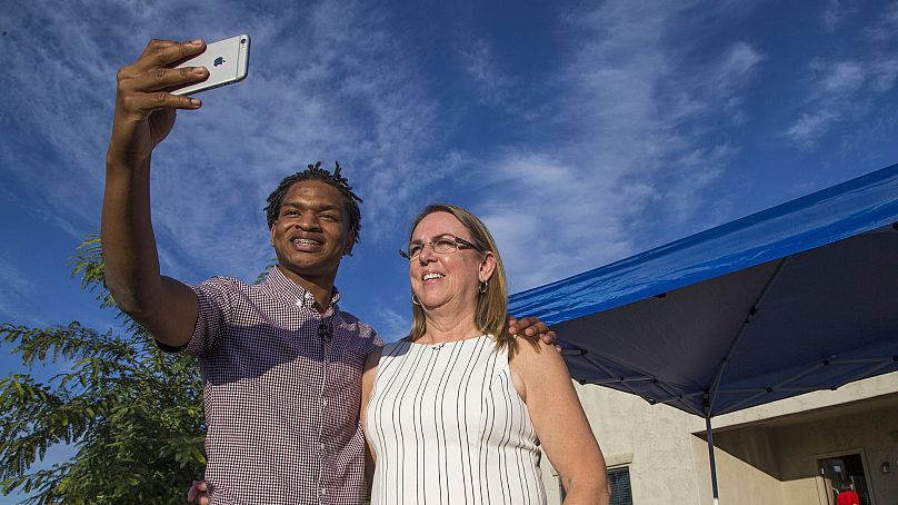 Jamal Hinton (po lewej) i Wanda Dench robią sobie wspólne selfie po spotkaniu w domu Dencha na kolacji z okazji Święta Dziękczynienia 24 listopada 2016 r. w Mesa w Arizonie.