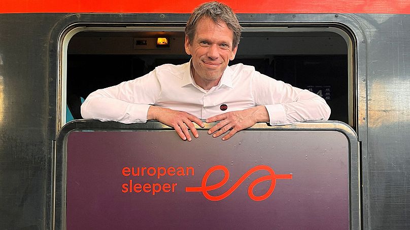 Współzałożyciel European Sleeper Chris Engelsman pozuje do zdjęcia na pokładzie pierwszego europejskiego pociągu Sleeper do Berlina na stacji Midi w Brukseli, Belgia, 26 maja 2023 r.