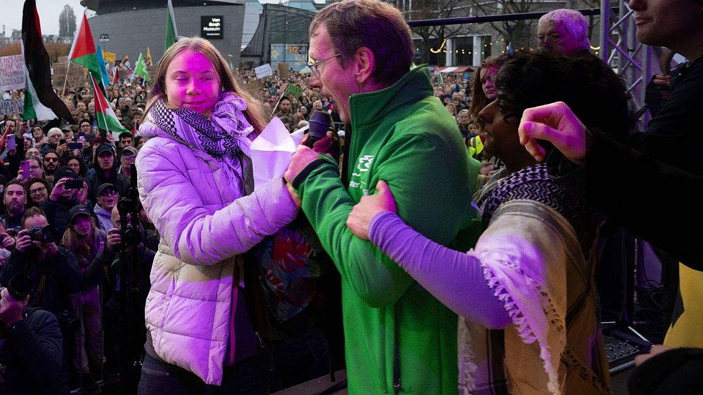 „Brak sprawiedliwości klimatycznej na okupowanych ziemiach”: mężczyzna chwyta Gretę Thunberg za mikrofon i śpiewa propalentyńskie pieśni