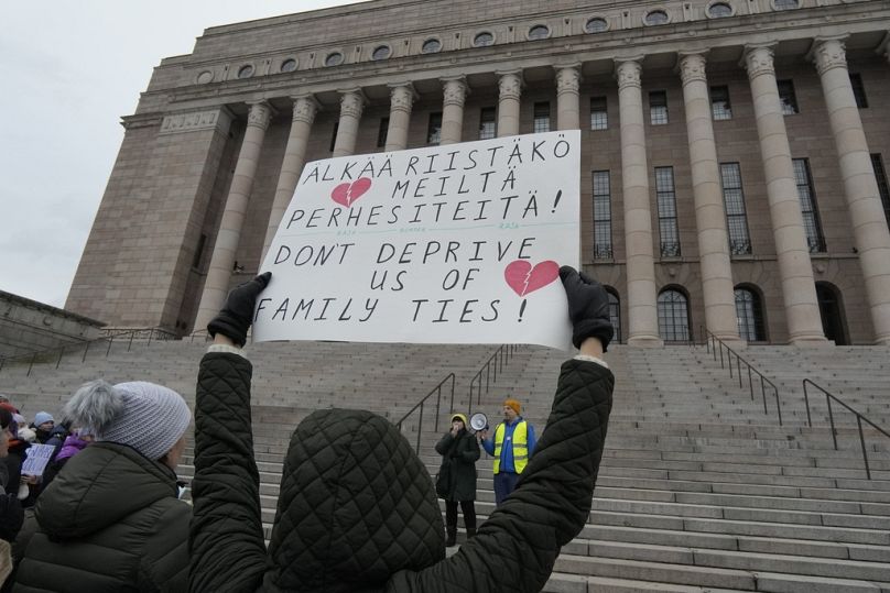 Ludzie, w większości etniczni Rosjanie, zbierają się przed fińskim parlamentem, aby zaprotestować przeciwko zamknięciu przejść granicznych z Rosją, Helsinki, 18 listopada 2023 r.