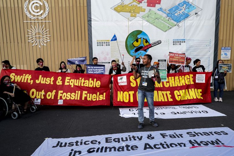 Aktywiści skandują hasła podczas demonstracji nawołującej do "sprawiedliwość klimatyczna" oraz odejście od paliw kopalnych podczas konferencji klimatycznej COP27 w egipskim kurorcie nad Morzem Czerwonym.