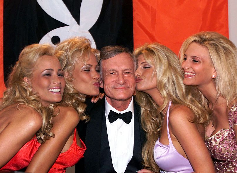 Hugh Hefner otrzymuje całusy od towarzyszy zabaw Playboya podczas 52. Festiwalu Filmowego w Cannes w Cannes we Francji w 1999 r.