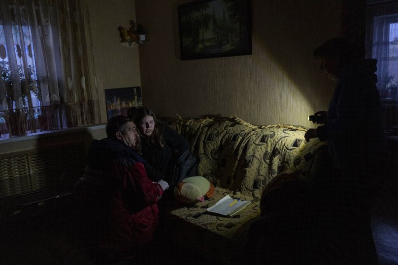 PLIK – Ukraiński ratownik medyczny leczy mieszkańca po rosyjskim strajku w Chersoniu na południu Ukrainy, wtorek, 22 listopada 2022 r.