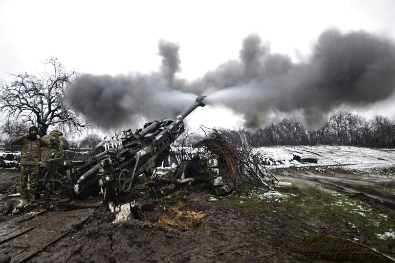 Ukraińscy żołnierze strzelają w kierunku rosyjskich pozycji na linii frontu w nieujawnionym miejscu w obwodzie donieckim na Ukrainie, środa, 23 listopada 2022 r.