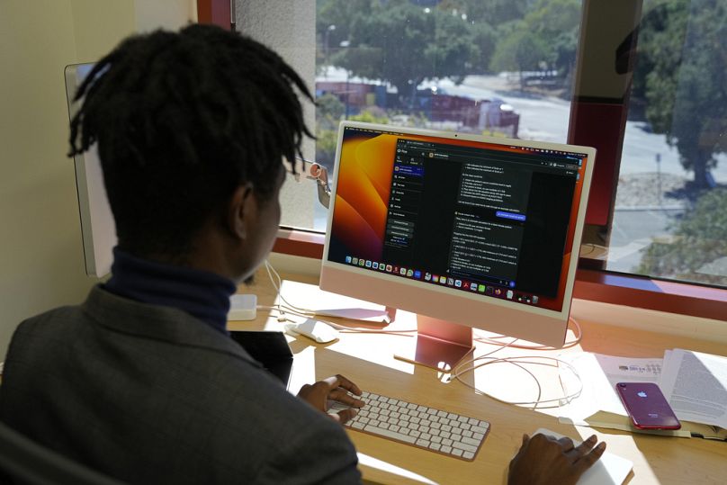 Doktorantka Tofunmi Omiye przegląda chatboty w swoim biurze w Stanford School of Medicine w Stanford, październik 2023 r.
