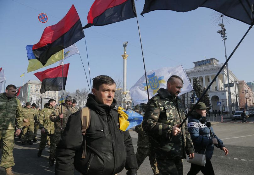 Weterani armii ukraińskiej maszerują, aby oddać hołd ofiarom protestów antyrządowych w latach 2013–2014 podczas uroczystości upamiętniających w centrum Kijowa na Ukrainie, 20 lutego 2017 r.