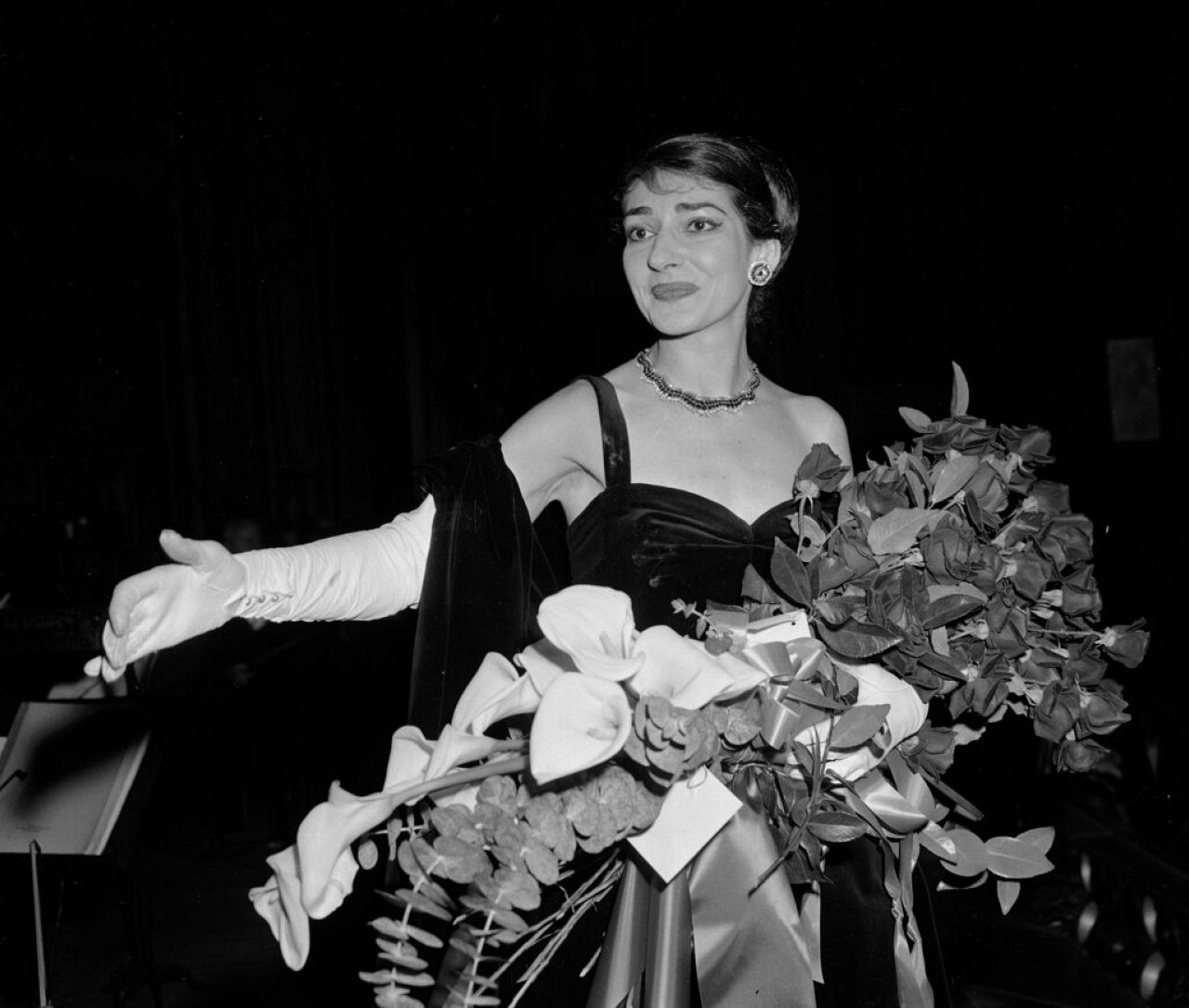 Sopranistka operowa Maria Callas wita wiwaty publiczności w Civic Opera House w Chicago, 22 stycznia 1958 r.