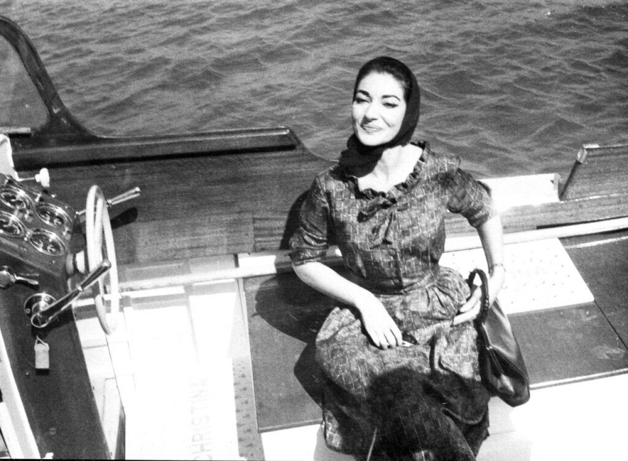 Zadowolona Maria Callas wymyka się reporterom w Atenach, płynąc łodzią motorową po przybyciu z Bilbao w Hiszpanii 18 września 1959 r.
