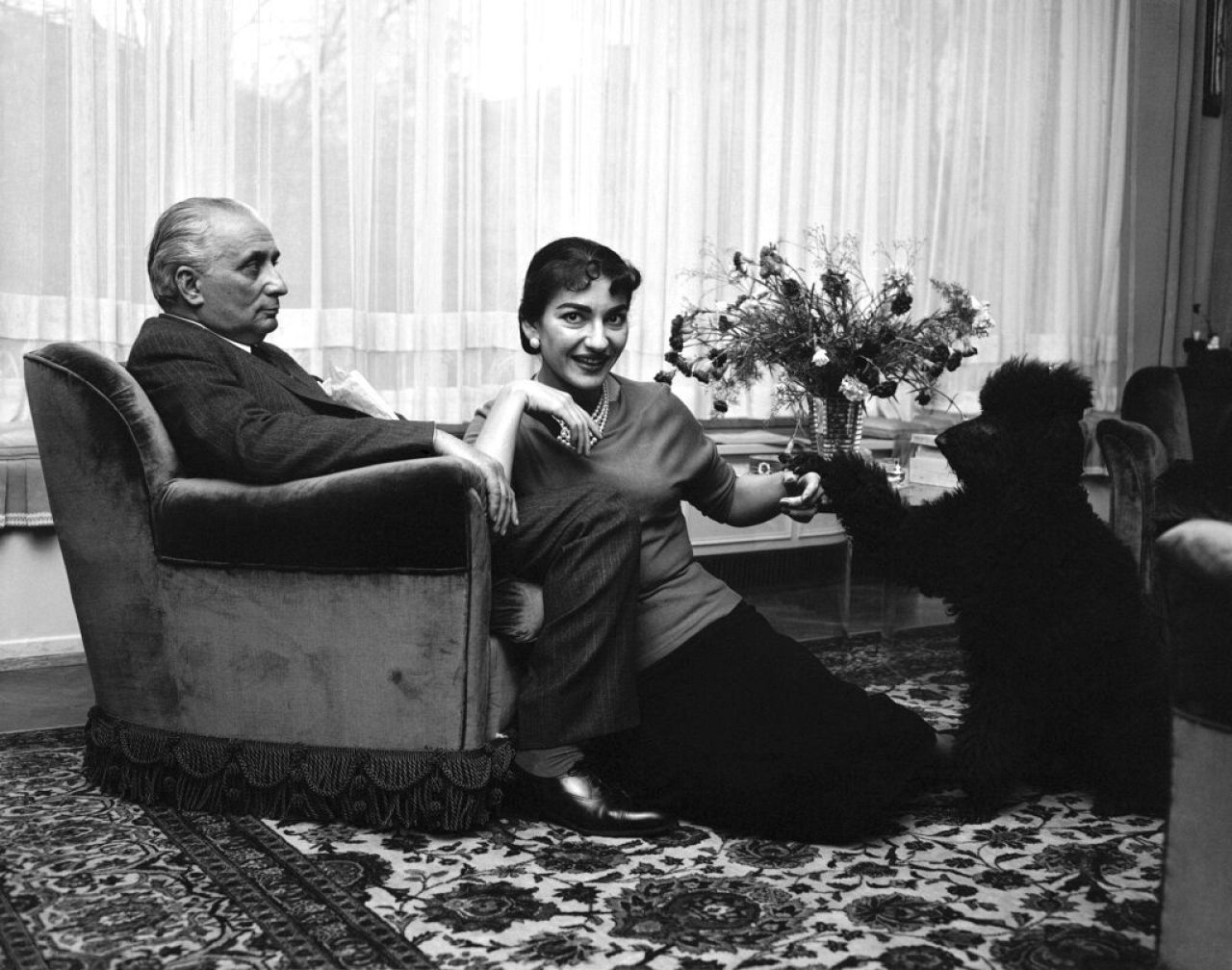 Znana sopranistka Maria Meneghini-Callas bawi się ze swoim pudlem w domu w Mediolanie 24 listopada 1955 r., pod okiem jej męża Giovanniego Battisty Meneghini.