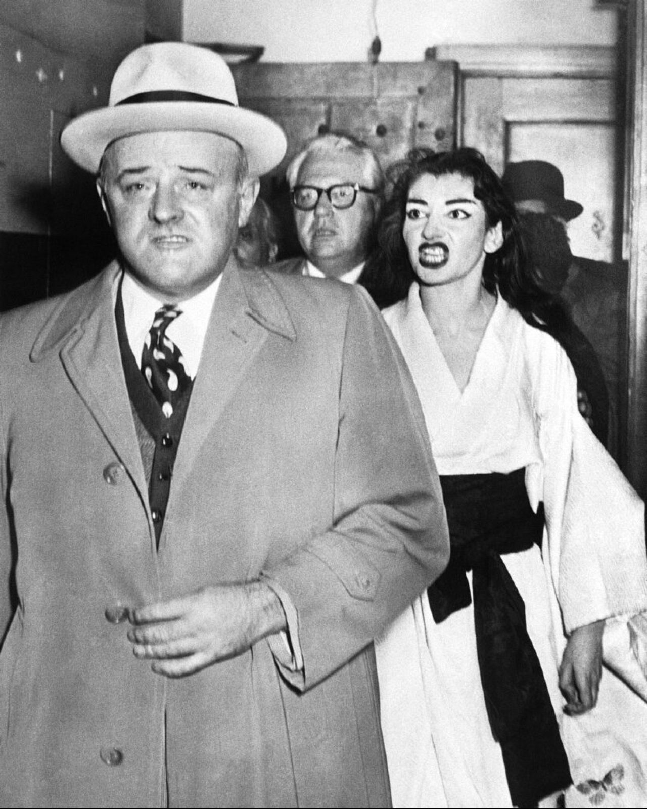 Callas konfrontuje się z marszałkiem USA Stanleyem Pringlem, jednym z kelnerów, który próbuje doręczyć jej wezwania po jej ostatnim 