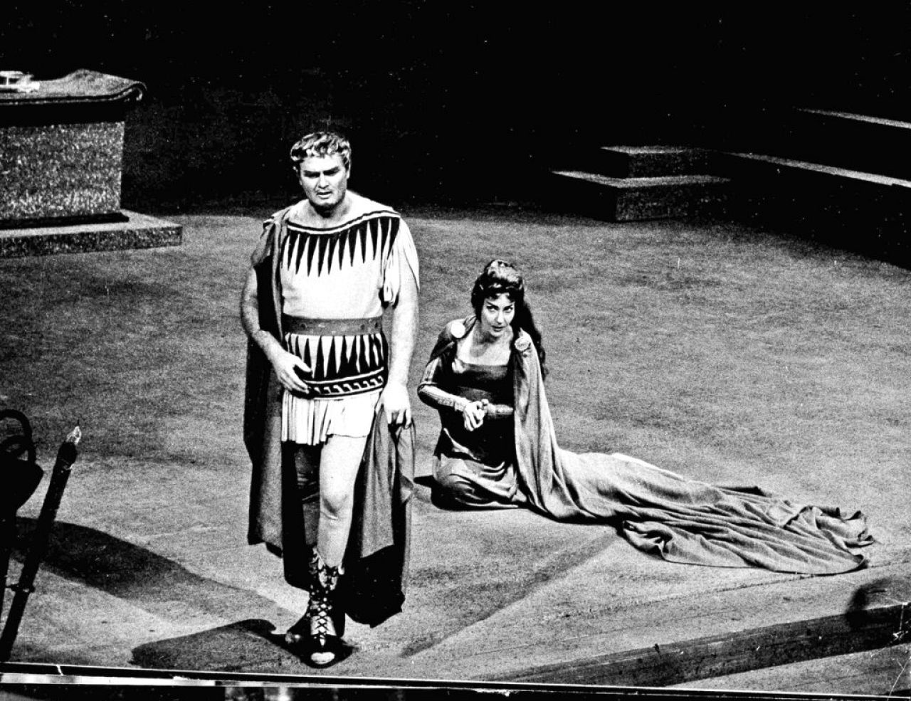 Słynna sopranistka Maria Callas pokazana podczas próby Cherubiniego "Medea" z kanadyjskim tenorem Jonem Vickersem w La Scali w Mediolanie, 11 grudnia 1961.