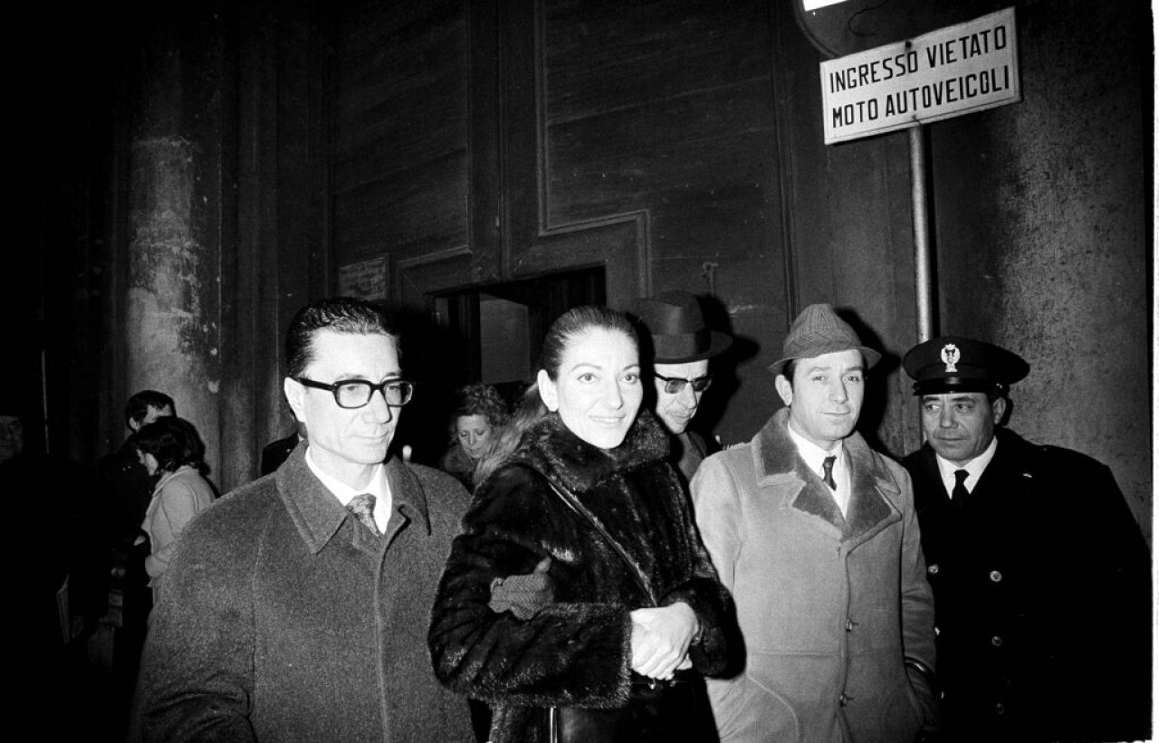 Callas wchodzi do sądu w Brescii we Włoszech z dwiema niezidentyfikowanymi osobami eskortującymi na pierwszą rozprawę w sprawie jej rozwodu z Giovannim Battistą Meneghinim, 15 stycznia 1971 r.