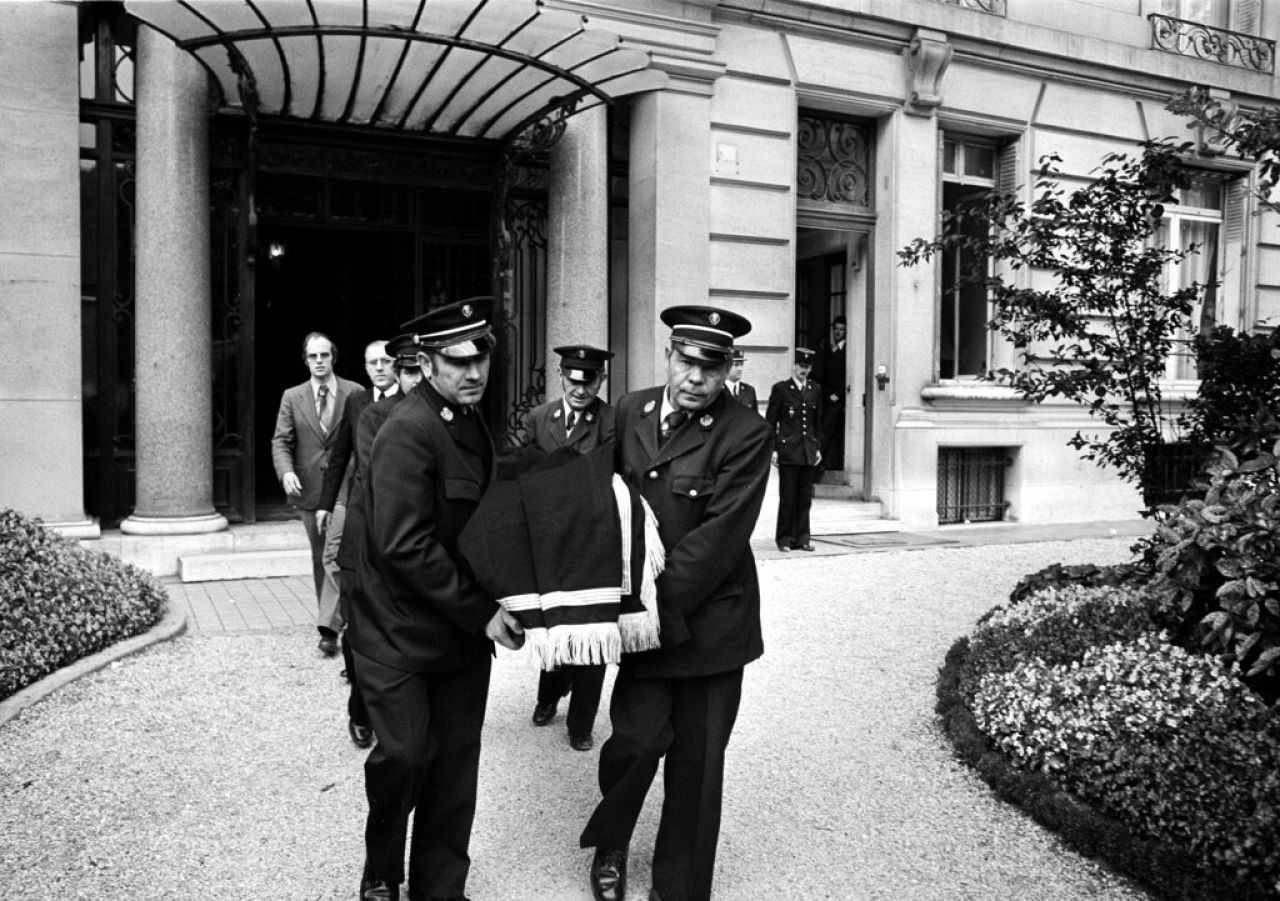 Pracownicy pogrzebowi wynoszą trumnę Callas z jej paryskiego mieszkania na nabożeństwo pogrzebowe w greckiej cerkwi prawosławnej w Paryżu, 20 września 1977 r.