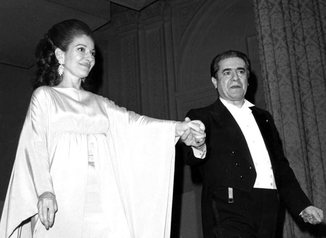 Giuseppe di Stefano trzyma się za ręce z Callas na scenie Carnegie Hall w Nowym Jorku 5 marca 1974 roku, po ich udziale w koncercie na rzecz gildii Met Opera.