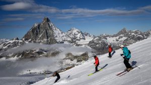 Awantura pojawia się w związku z nazwą znanego na całym świecie włoskiego kurortu narciarskiego Cervinia, za czasów Mussoliniego