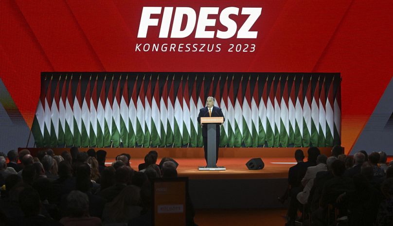 Viktor Orban wygłasza przemówienie po ponownym wyborze na przewodniczącego partii na zjeździe urzędników rządzącej partii Fidesz w Budapeszcie, listopad 2023 r.