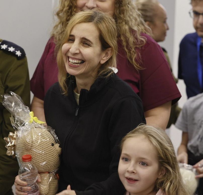 Danielle Aloni śmieje się obok swojej córki Emilii Aloni podczas spotkania z członkami rodziny w Schneider Children's Medical Center w Izraelu, 25 listopada
