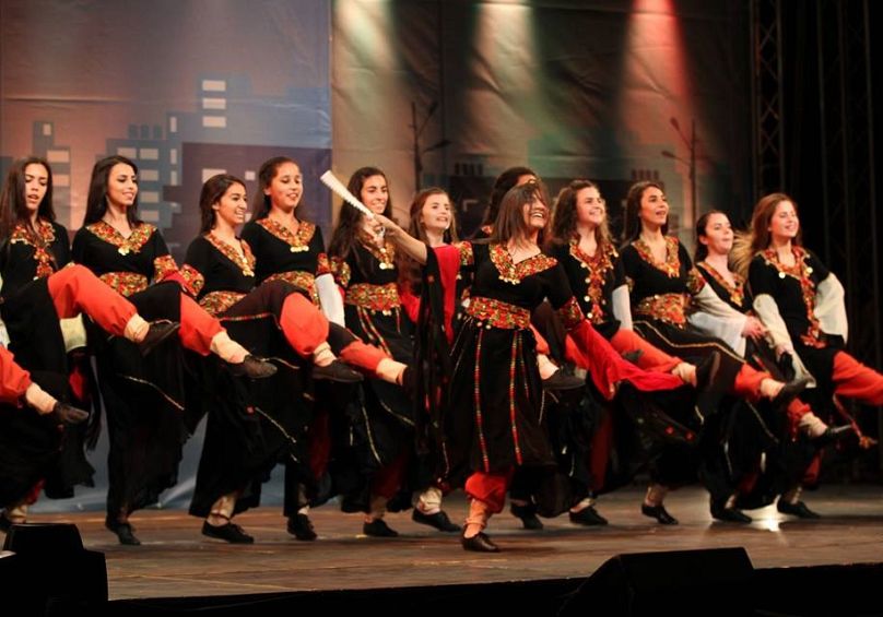Palestyńskie dziewczyny tańczą tradycyjne dabkeh