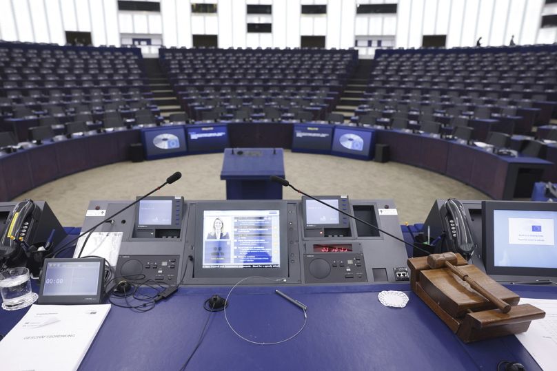 Widok na biurko przewodniczącej Parlamentu Europejskiego Roberty Metsoli w Strasburgu, październik 2023 r