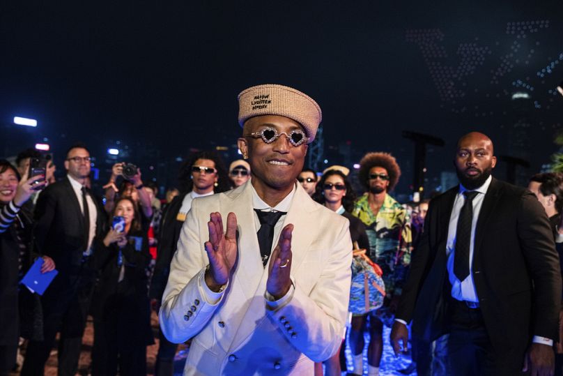 Projektant Pharrell Williams oklaskuje zakończenie pokazu mody męskiej Louis Vuitton przed jesienią 2024 r., który odbył się w Hongkongu, czwartek, 30 listopada 2023 r.