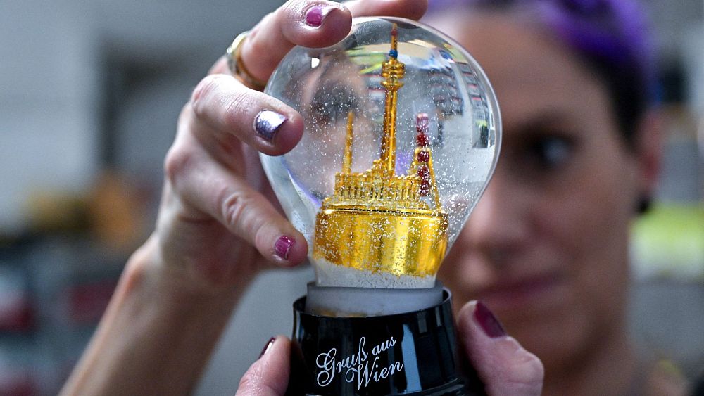 „Boże Narodzenie w kuli”: produkowane w Wiedniu kule śnieżne mimo upływu 100 lat nadal są mocne