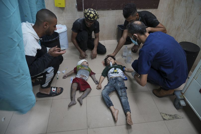 Palestyńskie dzieci ranne w wyniku izraelskiego bombardowania trafiają do szpitala w Deir al Balah, na południe od Strefy Gazy, czwartek, 2 listopada 2023 r.