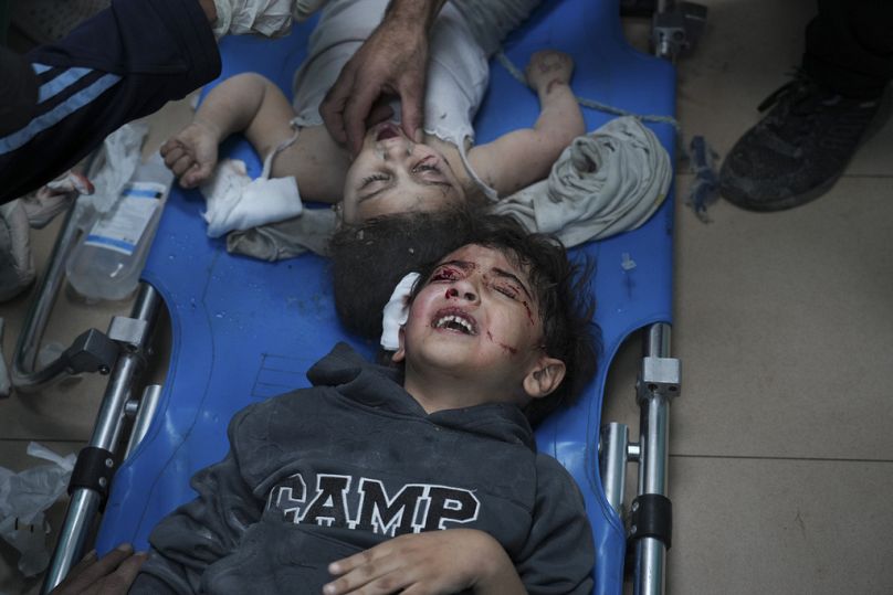 PLIK – Palestyńczycy ranni w wyniku izraelskiego bombardowania Strefy Gazy zostali przewiezieni do szpitala w Dajr al-Balah w środę, 15 listopada 2023 r.