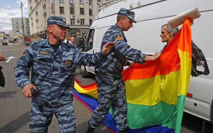 PLIK – Rosyjscy policjanci zatrzymują działacza na rzecz praw gejów ze swoją flagą podczas próby zorganizowania parady gejów w Moskwie, Rosja, niedziela, 27 maja 2012 r.