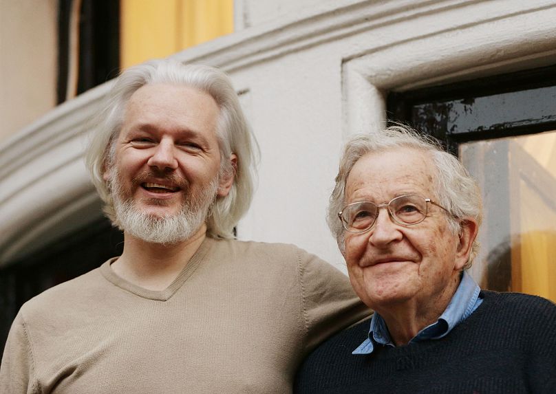 Julian Assange (po lewej) stoi z amerykańskim językoznawcą, filozofem i pisarzem Noamem Chomskym