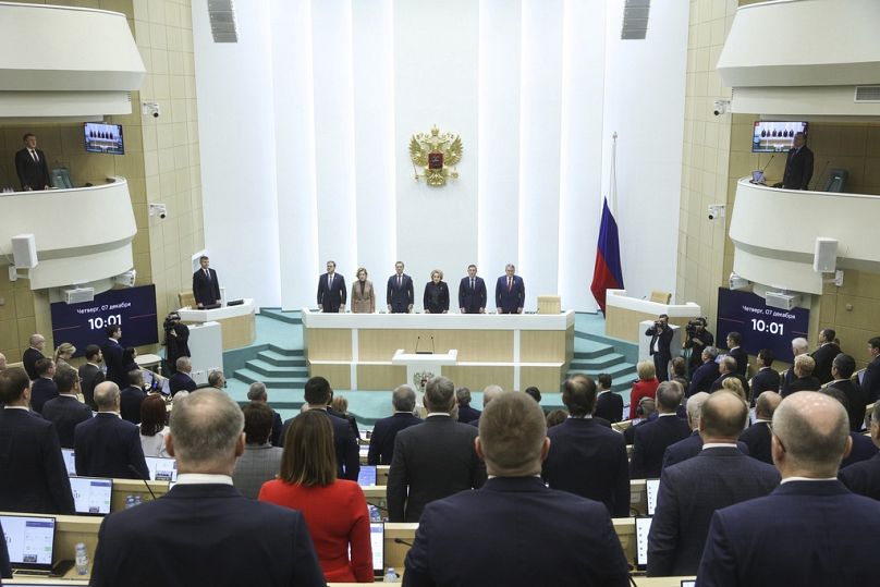 w czwartek prawodawcy Rady Federacji Zgromadzenia Federalnego Federacji Rosyjskiej słuchają hymnu narodowego przed sesją w Moskwie w Rosji