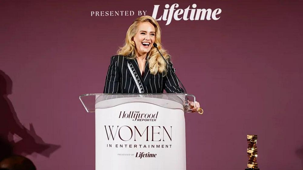 Adele chwali wpływowe kobiety po tym, jak została uhonorowana na gali Women in Entertainment organizowanej przez THR