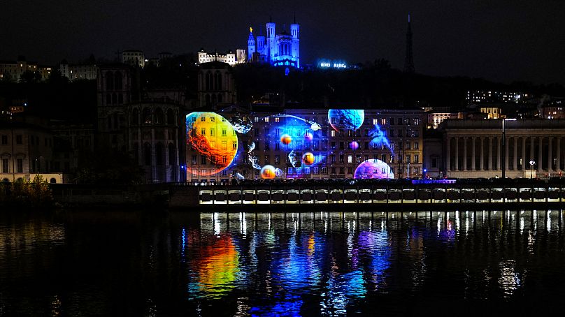 Wzgórze Fourvière wraz z Bazyliką można zobaczyć podczas ubiegłorocznego Fête des Lumières.  Widać złotą figurę Marii Panny.