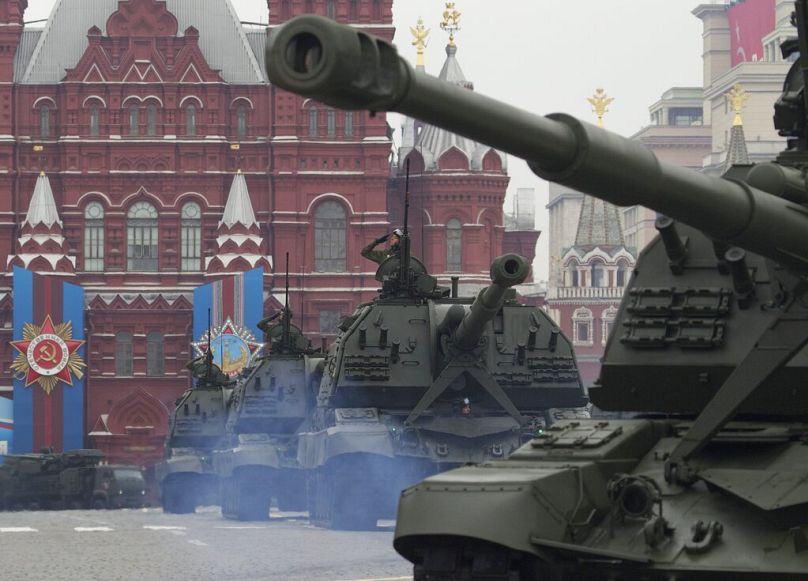 Rosyjska ciężka broń stacza się na Plac Czerwony w Moskwie, maj 2012
