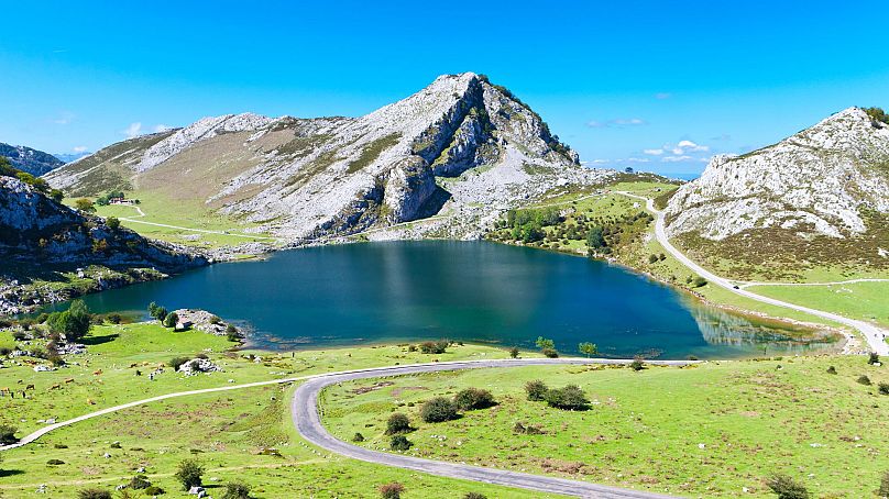 Jezioro Enol, jeziora Covadonga, Asturia, Hiszpania.