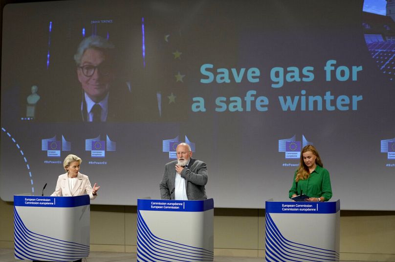 Przewodnicząca Komisji Europejskiej Ursula von der Leyen, komisarz ds. Europejskiego Zielonego Ładu Frans Timmermans i komisarz ds. energii Kadri Simson w Brukseli, lipiec 2022 r.