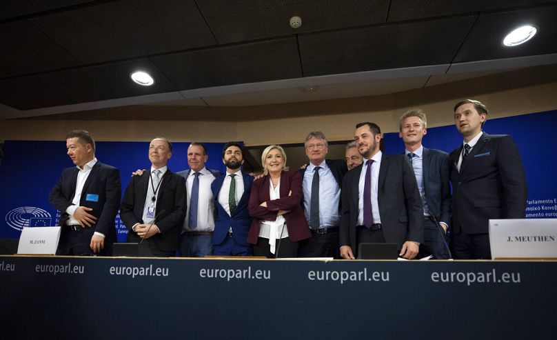 Liderka francuskiego skrajnie prawicowego Zgromadzenia Narodowego Marine Le Pen i inni skrajnie prawicowi politycy ogłaszają utworzenie nowej skrajnie prawicowej grupy w Parlamencie Europejskim w Brukseli, czerwiec 2019 r.