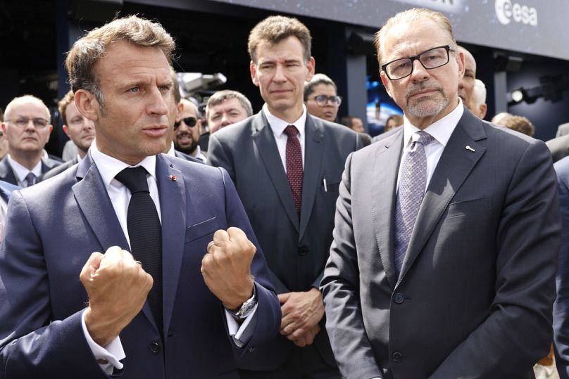 Prezydent Francji Emmanuel Macron, administrator Narodowego Centrum Studiów Kosmicznych Philippe Baptiste i dyrektor generalny ESA Josef Aschbacher na Paris Air Show, czerwiec 2023 r.