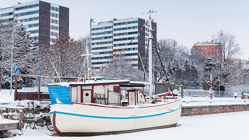 Łódź na zamarzniętej rzece w Turku w Finlandii