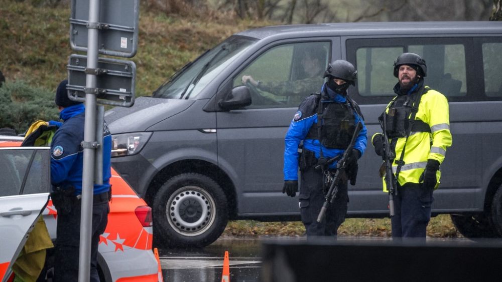 Szwajcarska policja poszukuje bandyty, który zabił dwie osoby, a kolejną ranił