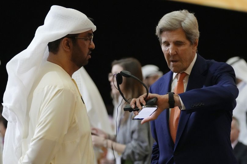 Prezydent COP28 Sultan al-Jaber i John Kerry, specjalny wysłannik prezydenta USA ds. klimatu, na COP28 w Dubaju, grudzień 2023 r.