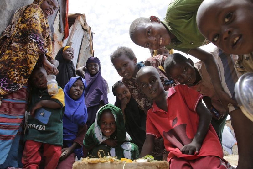 Somalijskie dzieci, które uciekły z powodu suszy, bawią się razem w prowizorycznym obozie dla przesiedleńców na obrzeżach Mogadiszu.