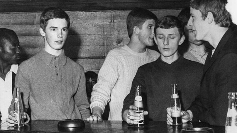 Młodzież pije w barze, The Caxton, Westminster, Londyn, Wielka Brytania, 1967