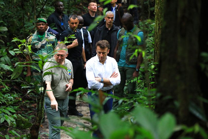 Prezydent Francji Emmanuel Macron z ministrem wody i lasów, morza i środowiska Gabonu Lee Whitem w Libreville, marzec 2023 r.