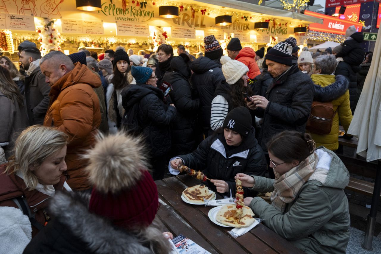 Ludzie odwiedzają targ adwentowy Bazilika w centrum Budapesztu, sobota, 9 grudnia 2023 r.