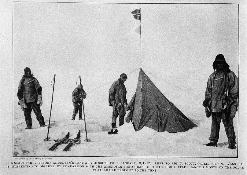 Impreza Scotta przed namiotem Roalda Amundsena na biegunie południowym, 18 stycznia 1912. Od lewej do prawej: Robert Falcon Scott, kapitan Lawrence Oates, Edward Adrian Wilson i Edgar Evans